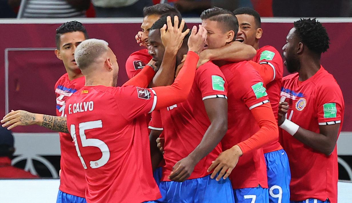 Meski dikepung tiga pemain Selandia Baru di dalam kotak penalti, ia mampu menyelesaikan umpan dari skema serangan balik di sisi kanan pertahanan Selandia Baru dengan sebuah sentuhan kaki kiri yang mengarah ke pojok kiri gawang Oliver Sail. (AFP/Karim Jaafar)