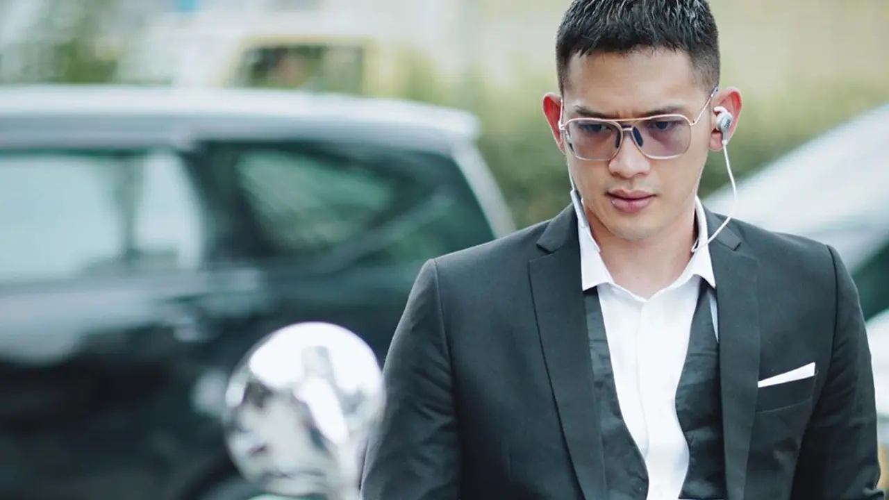 Potret Rezky Aditya Saat Memakai Kaca Mata, Keren Banget