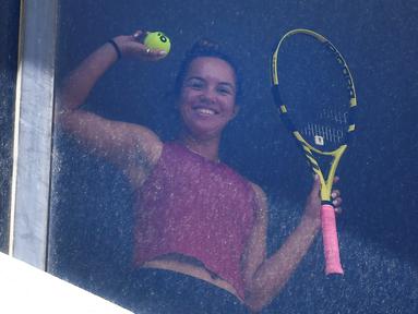 Petenis melakukan latihan dikamar hotel saat menjalani karantina selama dua minggu setelah kedatangannya di Melbourne, Senin (18/1/2021). (Foto: AFP/William West)