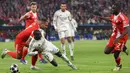 Hasil ini membuat skor agregat menjadi 6-4 untuk kemenangan Die Roten setelah menang 2-1 di laga leg pertama di Santiago Bernabeu, Madrid, pekan lalu. Tampak dalam foto, bek Bayern Munchen asal Jerman, Jonathan Tah (kiri), berebut bola dengan bek Real Ferland Mendy (Real Madrid) saat pertandingan leg kedua perempat final Liga Champions 2025/2026 di Allianz Arena, Jerman Selatan, pada Rabu 15 April 2026 waktu setempat atau Kamis (16/4/2026) dini hari WIB. (Alexandra BEIER/AFP)