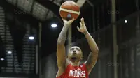 Pemain Timnas Basket Indonesia, Mario Wuysang, saat bertanding melawan Satria Muda saat laga uji coba di Tangerang, Jumat (21/7/2017). Timnas Basket menang 82-87 atas Satria Muda. (Bola.com/M Iqbal Ichsan)