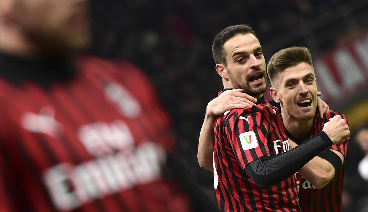 Gelandang AC Milan, Giacomo Bonaventura, merayakan gol yang dicetaknya ke gawang Torino pada laga Coppa Italia di Stadion San Siro, Milan, Selasa (28/1). Milan menang 4-2 atas Torino. (AFP/Miguel Medina)