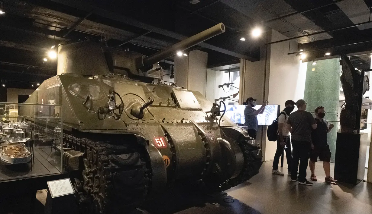 Orang-orang mengunjungi pameran untuk memperingati 75 tahun kemenangan dalam perang antifasis dunia di Imperial War Museum, London, Inggris, 11 Agustus 2020. (Xinhua)