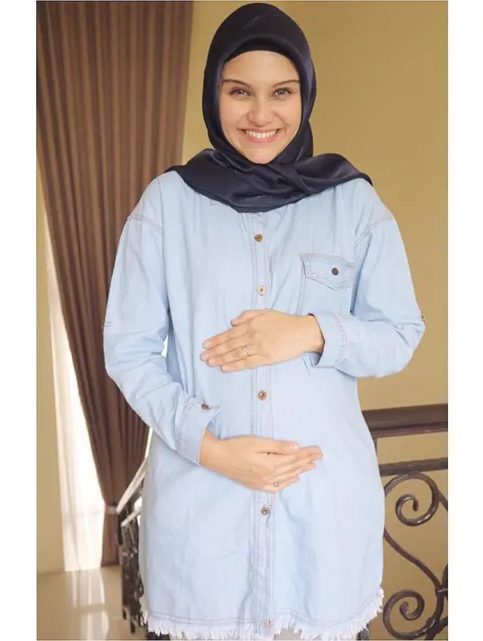 (Instagram/zeezeeshahab)