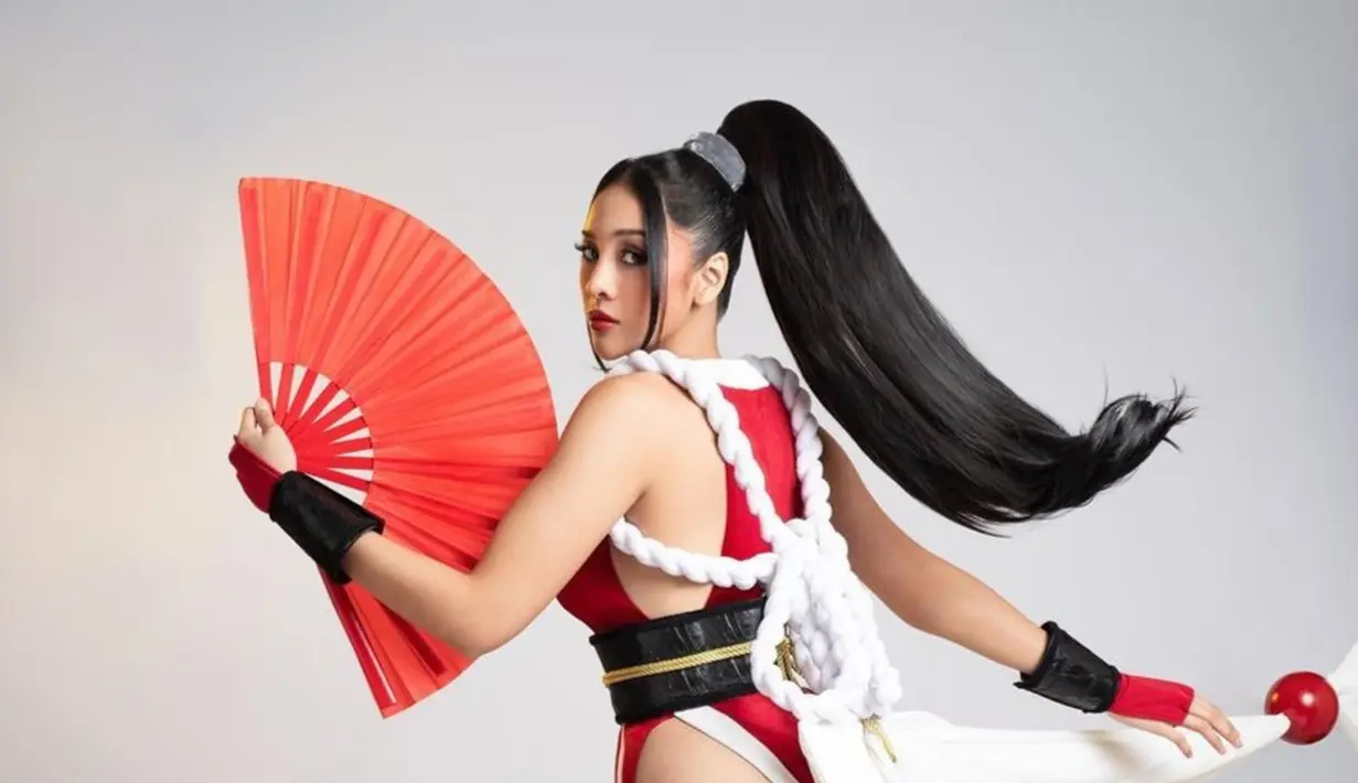 Penampilannya itu disempurnakan dengan tatanan rambut ponytail khas Mai oleh hair stylist @pujahairdo dan pulasan makeup bold oleh MUA @bubahalfian. [Foto: IG/winstongomez]