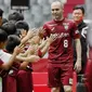 Andre Iniesta disambut anak-anak saat perkenalan bersama klub barunya, Vissel Kobe di NOEVIR Stadium Kobe, Kobe, (26/5/2018). Iniesta dikontrak Vissel Kobe selama tiga tahun. (Michi Ono/Kyodo News via AP)