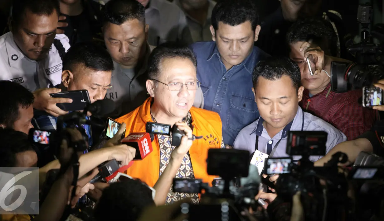 Ketua DPD Irman Gusman memberi keterangan usai diperiksa KPK, Jakarta, Sabtu (17/9).  Ketua DPD terbukti menerima suap sebesar Rp100 juta terkait kebijakan kuota gula impor. (Liputan6.com/Helmi Afandi)