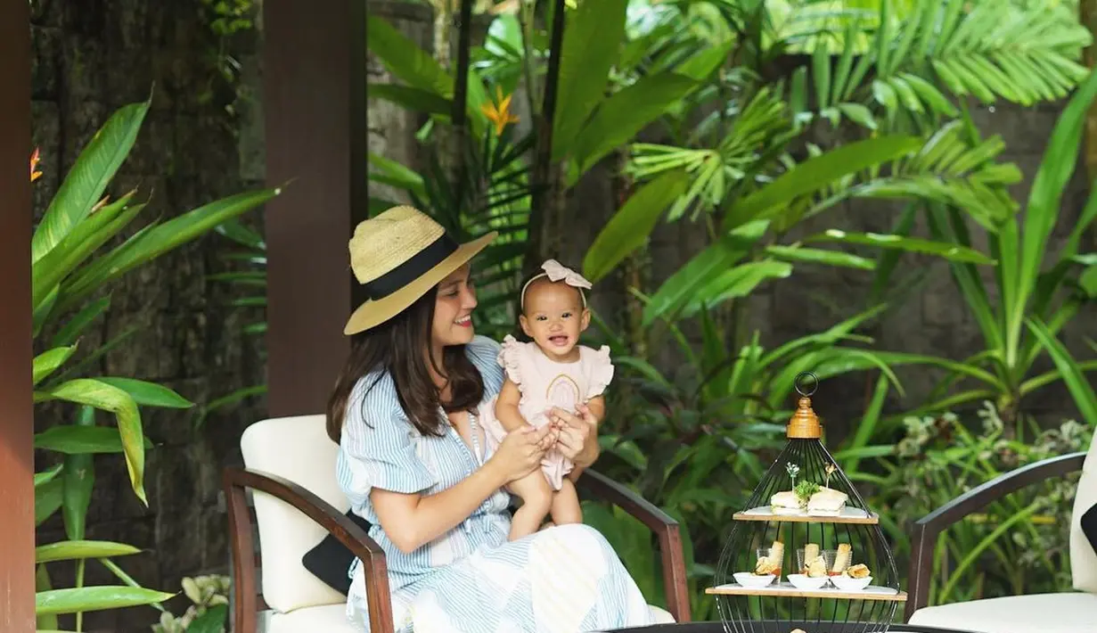 Aktris cantik ini mengatakan kalau ia dan suami tidak merasa sakit hati. Pasalnya, apa yang dibicarakan netizen tidak sepenuhnya benar. Ia hanya fokus terhadap perkembangan sang anak agar selalu sehat. (Instagram/shandyaulia)