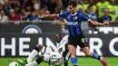 Gelandang Inter Milan, Antonio Candreva, menghindari tekel bek Udinese, Nicholas Opoku, pada laga Serie A 2019/20 di Stadion San Siro, Milan, Sabtu (14/9). Inter menang 1-0 atas Udinese. (AFP/Miguel Medina)