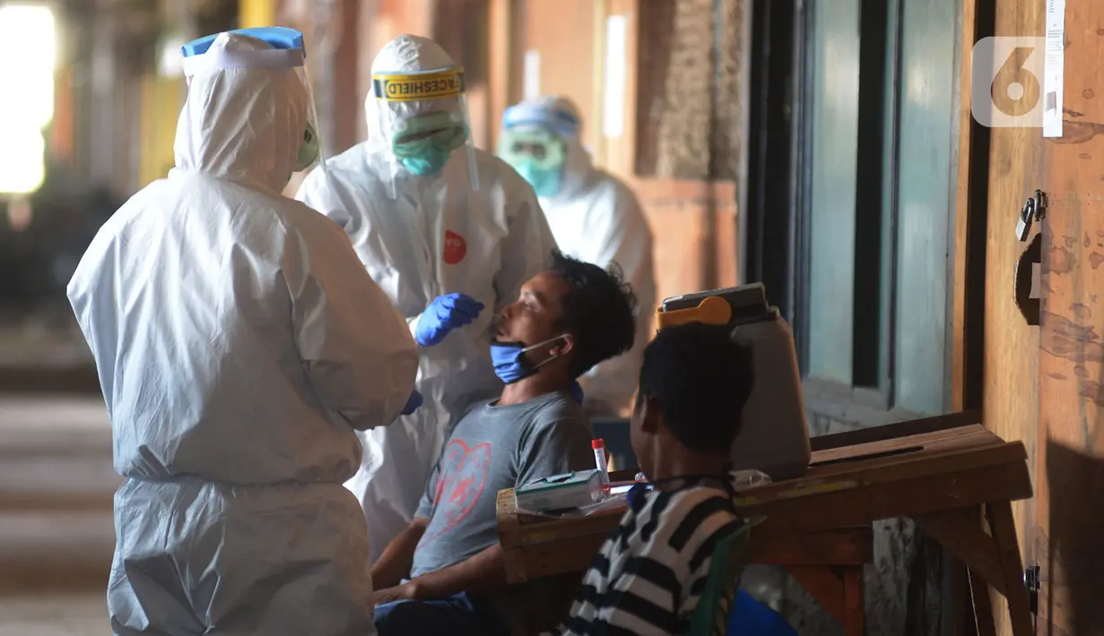 Pedagang Pasar Perumnas Klender menjalani rapid test dan swab test, Jakarta, Jumat (22/5/2020). Sebanyak 30 pedagang di Pasar Perumnas Klender menjalani rapid test dan swab test setelah dua pedagang di pasar tersebut dilaporkan positif terpapar virus corona COVID-19. (merdeka.com/Imam Buhori)