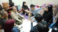Jajaran Pemkot Surabaya saat berkunjung ke rumah Cyntya Afrianti Amala (17). (Dian Kurniawan/Liputan6.com)