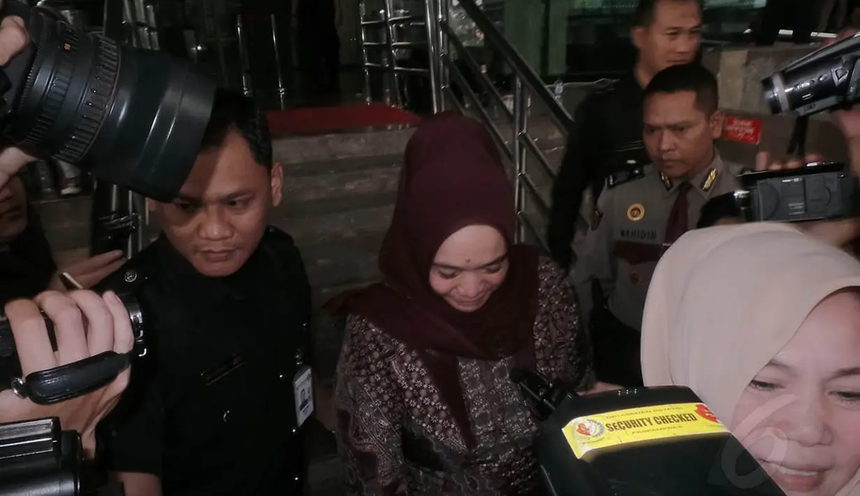 Anggota DPR Fraksi Partai Demokrat itu terkesan menutup diri dan tidak berkomentar atas pertanyaan wartawan perihal pemeriksaan dirinya hari ini, Jakarta, Selasa (12/8/14). (Liputan6.com/Faizal Fanani) 