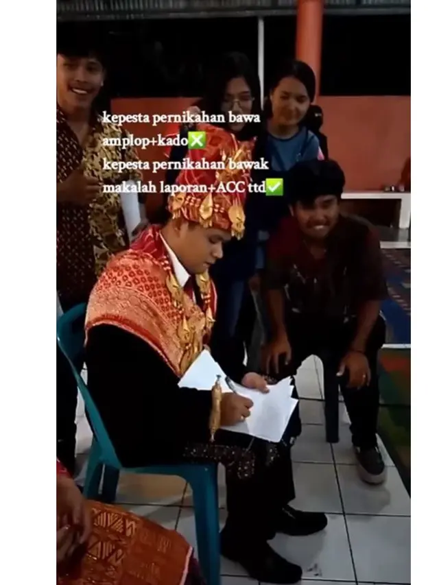Momen Mahasiswa Datang ke Pernikahan Dosen Bawa Makalah Laporan, Langsung Di-Acc