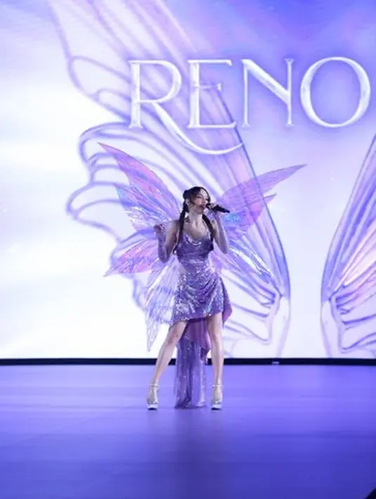 Cinta pun melengkapi tampilannya dengan heels silver. Tampilannya juga mirip angel model Victoria Secret dengan sayap kupu-kupu ungu di pundaknya. [Fimela/Daniel Kampua]