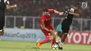 Pemain Persija, Marko Simic (kiri) berebut bola dengan pemain Home United saat laga kedua Semifinal Zona Asia Tenggara Piala AFC 2018 di Stadion GBK, Jakarta, Selasa (15/5). Babak pertama Persija tertinggal 1-3. (Liputan6.com/Helmi Fithriansyah)