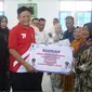 Bupati OKU Timur Ir. H. Lanosin, M.T. saat memberikan bantuan mesin penggiling rempah.