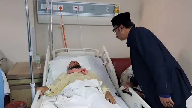 Dubes RI untuk Arab Saudi Agus Maftuh Abegebriel (kanan) mengunjungi WNI korban luka kecelakaan maut di Madinah (17/6)  (sumber: KBRI Riyadh)