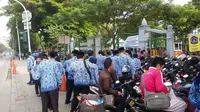 PNS terlambat mengikuti upacara Hari Kebangkitan Nasional (Liputan6.com/Delvira Chaerani Hutabarat)