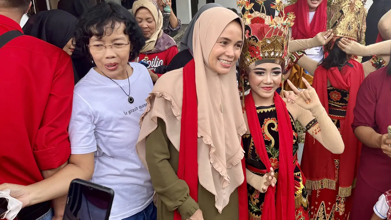 Istri calon presiden nomor urut 3 Ganjar Pranowo, Siti Atikoh Suprianti