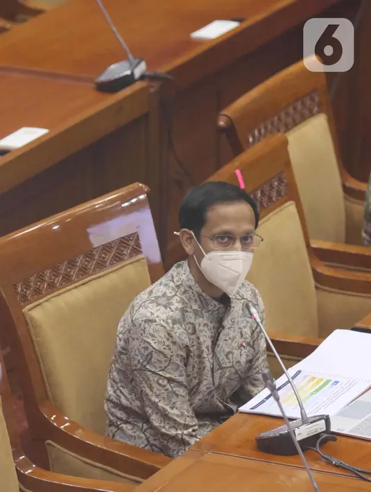 Menteri Pendidikan Nadiem Makarim saat rapat dengan Komisi X DPR, di Senayan, Jakarta, Kamis (18/3/2021). Dalam rapat teresebut membahas persiapan pembelajaran tatap muka kembali dan penerimaan mahasiswa baru 2021. (Liputan6.com/Angga Yuniar)