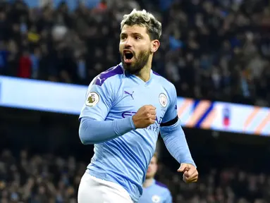 Striker Manchester City, Sergio Aguero, melakukan selebrasi usai membobol gawang Sheffield United pada laga Premier League 2019 di Stadion Etihad, Minggu (30/12). Manchester City menang 2-0 atas Sheffield United. (AP/Rui Vieira)