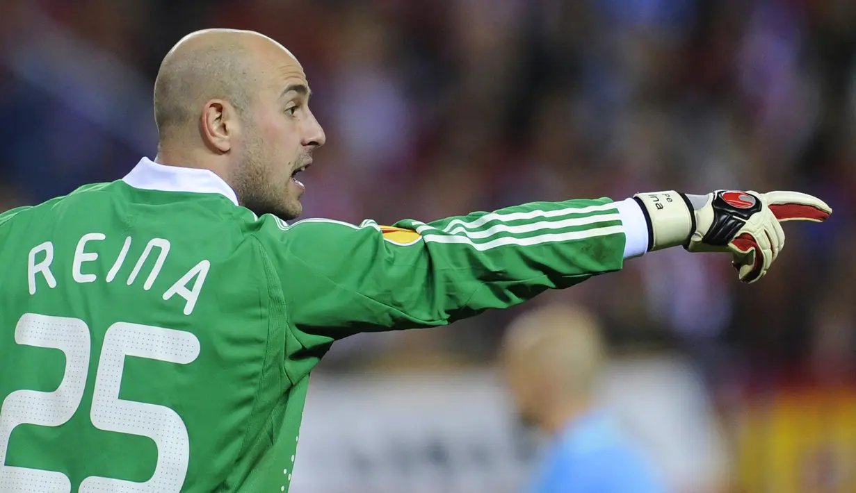 Pepe Reina. Kiper Spanyol yang memperkuat Liverpool selama 8 musim mulai 2005/2006 ini sempat mengganti nomor punggungnya dari 25 menjadi 12 di musim keduanya berseragam The Reds. Setelah itu ia kembali ke nomor 25. Total tampil dalam 396 laga bersama Liverpool. (Foto: AFP/Pierre-Philippe Marcou)
