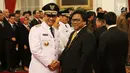 Ketua DPD Oesman Sapta Odang memberi ucapan selamat kepada Anies Baswedan usai pelantikan Gubernur dan Wakil Gubernur DKI Jakarta periode 2017-2022 di Istana Negara, Senin (16/10). (Liputan6.com/Angga Yuniar)