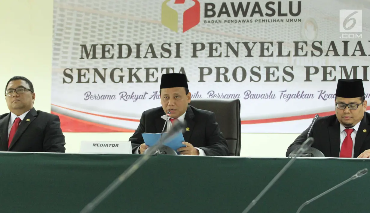 Ketua Bawaslu Abhan (tengah) saat memimpin sidang gugatan Partai Garuda dan Partai Berkarya di Jakarta, Sabtu (23/12). Bawaslu menganulir berita acara KPU yang menyatakan Partai Berkarya tidak memenuhi persyaratan administrasi. (Liputan6.com/Angga Yuniar)