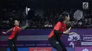 Ganda putri Indonesia, Della Destiara Haris/Rizki Amelia Pradipta mengembalikan kok ke arah pemain Jepang, Misaki Matsumoto/Ayaka Takahashi pada semifinal Bulutangkis Beregu Putri Asian Games 2018, Jakarta, Selasa (21/8). (Liputan6.com/Helmi Fithriansyah)