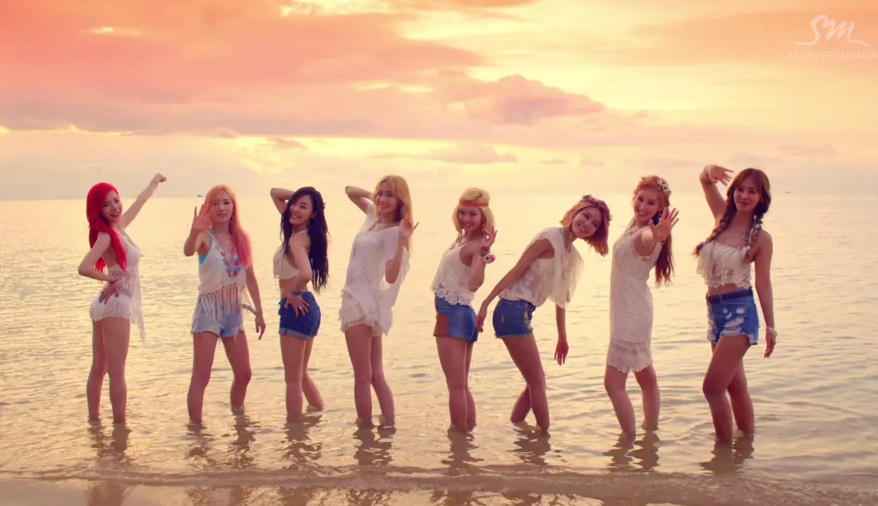 Tidak hanya konsep, foto teaser TWICE juga dianggap sangat mirip dengan teaser SNSD yang memperlihatkan keindahan pantai di malam hari. (Foto: soompi.com)