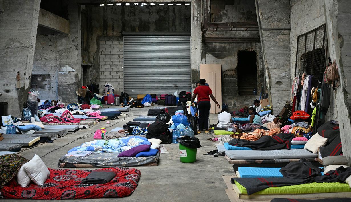 Saat ini, mereka mencari lokasi yang aman dari serangan udara Israel. (Joseph EID/AFP)