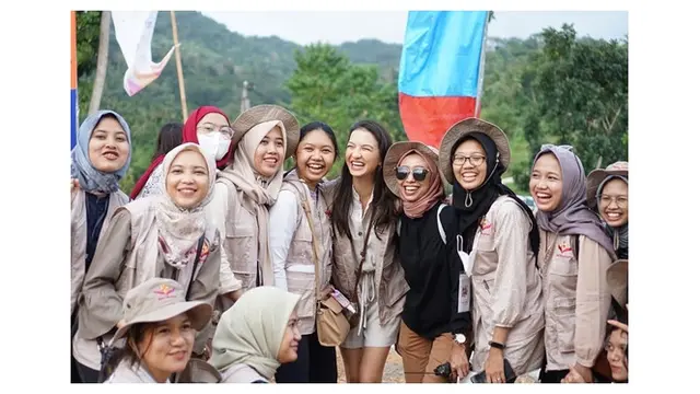 6 Potret Raline Shah Jadi Relawan di Lombok Barat, Rasakan Indahnya Kebersamaan
