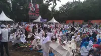 Warga meghadiri Condet Bersalawat dukung Prabowo-Sandiaga.