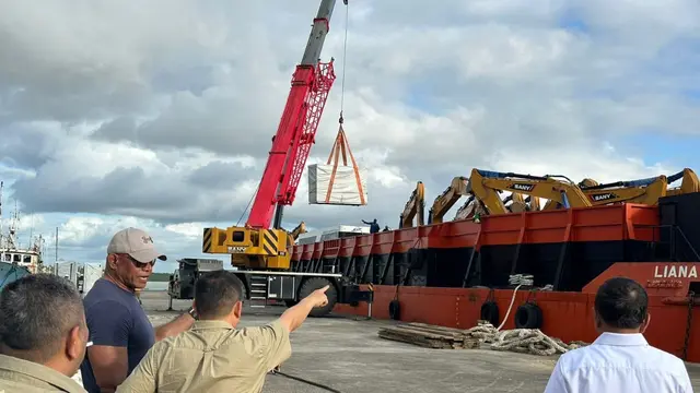 Secara bertahap, ribuan pesanan excavator Andi Syamsudin Arsyad alias Haji Isam dari China, tiba di Distrik Ilwayab Wanam, Kabupaten Merauke, Provinsi Papua Selatan, Senin 29 Juli 2024.