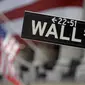 Dalam file foto 11 Mei 2007 ini, tanda Wall Street dipasang di dekat fasad terbungkus bendera dari Bursa Efek New York. (Richard Drew/AP Photo)