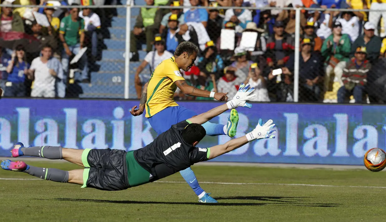 Aksi Neymar melepaskan tembakan melewati adangan kiper Bolivia, Carlos Lampe pada laga kualifikasi Piala Dunia 2018 zona CONMEBOL di La Paz, Bolivia, (5/10/2017). Brasil bermain imbang 0-0. (AP/Leo Correa)