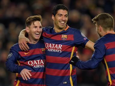 Tiga pencetak gol Barcelona, Lionel Messi, Luis Suarez dan Gerard Pique, merayakan kemenangan atas AS Roma dalam laga Grup E Liga Champions di Stadion Camp Nou, Barcelona, Rabu (25/11/2015) dini hari WIB. (AFP Photo/Lluis Gene)