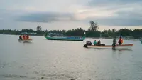 Tim SAR pos Sarmi melakukan pencarian terhadap satu korban perahu terbalik di Perairan Liki, Sarmi. (Liputan6.com/SAR Jayapura/Katharina Janur)