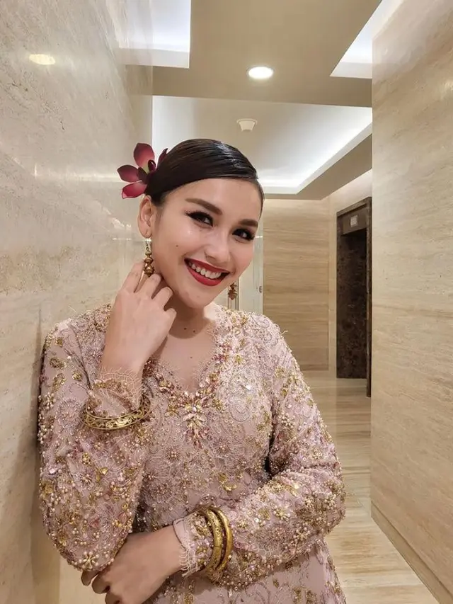 8 Pesona Cantik Ayu Ting Ting Pakai Baju Kurung Melayu, Banjir Pujian Warganet