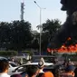 Bus terbakar di Tol Kebon Jeruk. (Twitter TMC Polda Metro Jaya dan IniPamulang)