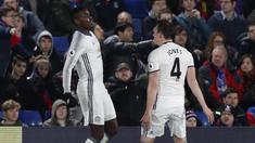 Pemain Manchester United, Paul Pogba (kiri) merayakan gol bersama rekannya Phil Jones  saat melawan Crystal Palace pada lanjutan Premier League di Selhurst Park, London (14/12/2016).  (AFP/Adrian Dennis)