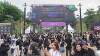 Penonton berdatangan untuk menyaksikan konser Coldplay di GBK, Jakarta, Rabu (15/11/2023). Para penonton sudah mulai memasuki venue sejak pukul 13.00 WIB, sementara konser baru dimulai pada pukul 21.00 WIB. (Liputan6.com/Angga Yuniar)