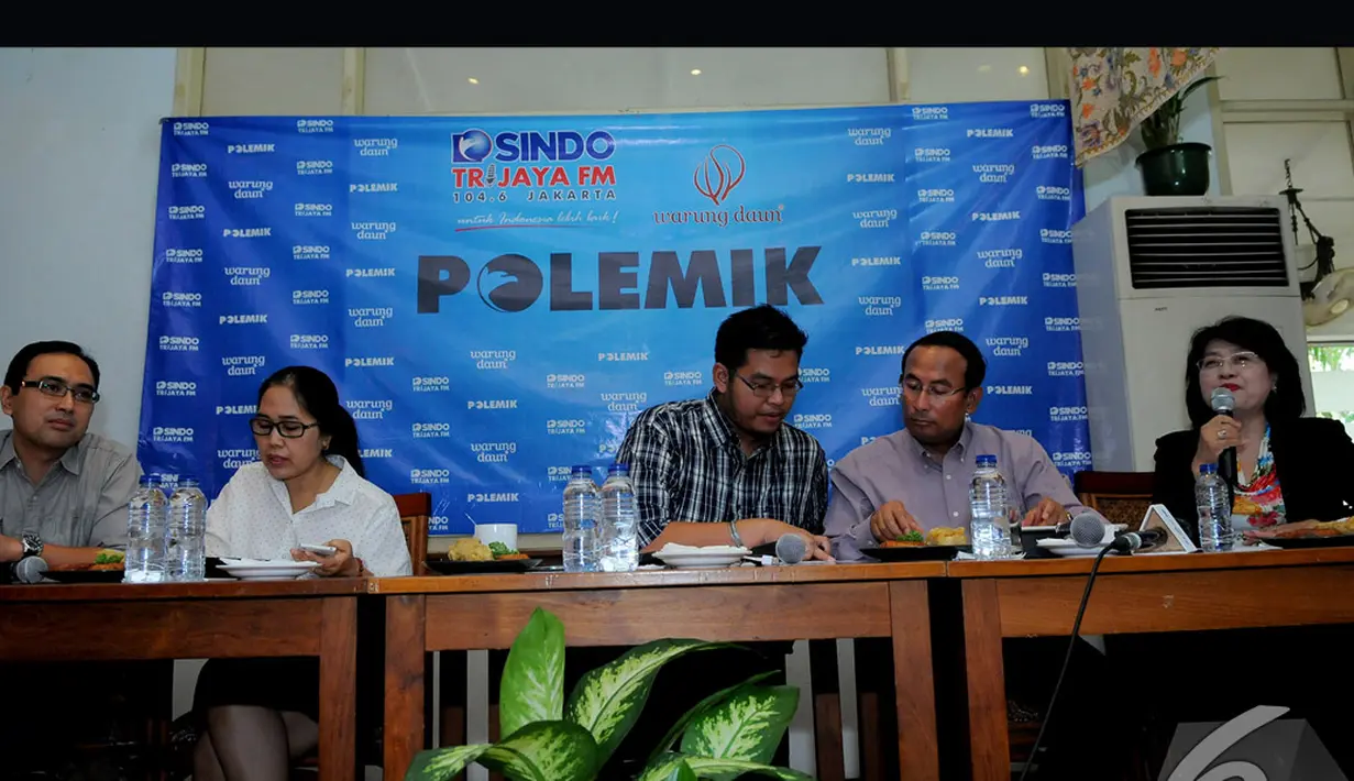 Suasana diskusi Diskusi Polemik membahas tentang 'Kartu Sakti Jokowi' di Warung Daun, Jakarta, Sabtu (08/11/2014) (Liputan6.com/Faisal R Syam)