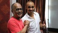 Manajer Madura United, Haruna Soemitro, dan Peter Odemwingie (kanan). (Bola.com/Aditya Wany)