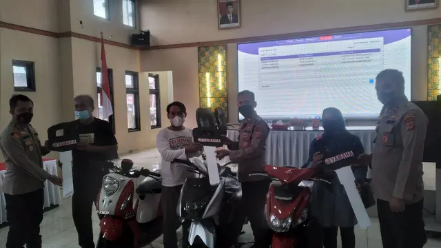 Arip Rahmat, Yeye Suherlan serta Dede Maryati, tiga warga tasik sukses menyabet hadian sepeda motor, dalam undian berhadiah vaksinasi booster yang digelar Polres Tasikmalaya, Jawa Barat, Senin siang.