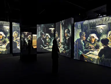 Pengunjung mengabadikan display multimedia saat pameran  Van Gogh Alive di Mal Taman Anggrek, Senin (07/08/2023). (merdeka.com/Arie Basuki)