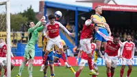 Duel udara tersaji saat Arsenal bertamu ke kandang Mansfield Town FC pada lanjutan FA Cup 2025/2026, Sabtu (7/3/2026) malam WIB. (Jon Super / AFP)