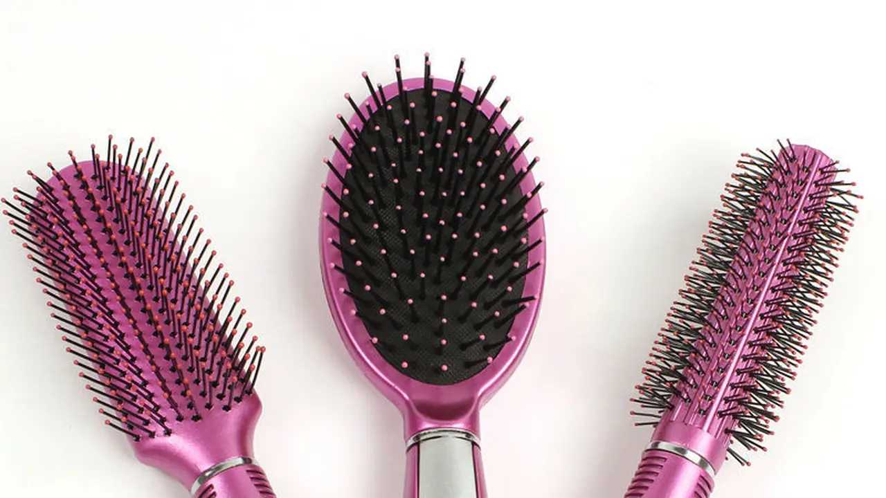 Ini Alasan Mengapa Sisir Rambut Anda Tidak Boleh Kotor
