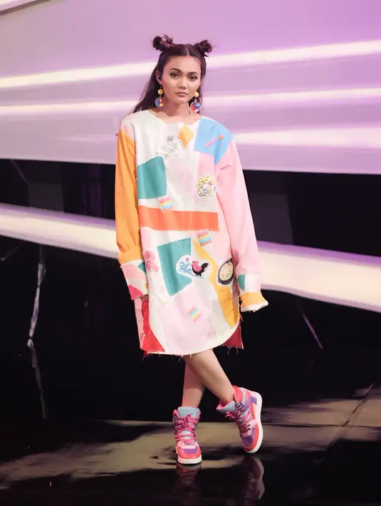 Model busana yang unik dengan nuansa colorful sangat cocok untuk karakter Rina yang ceria. Seperti kali ini, selain busananya yang warna-warni, Rina menambahkan dengan aksesoris anting dan gaya rambut yang unik. (Instagram/rinanose16)