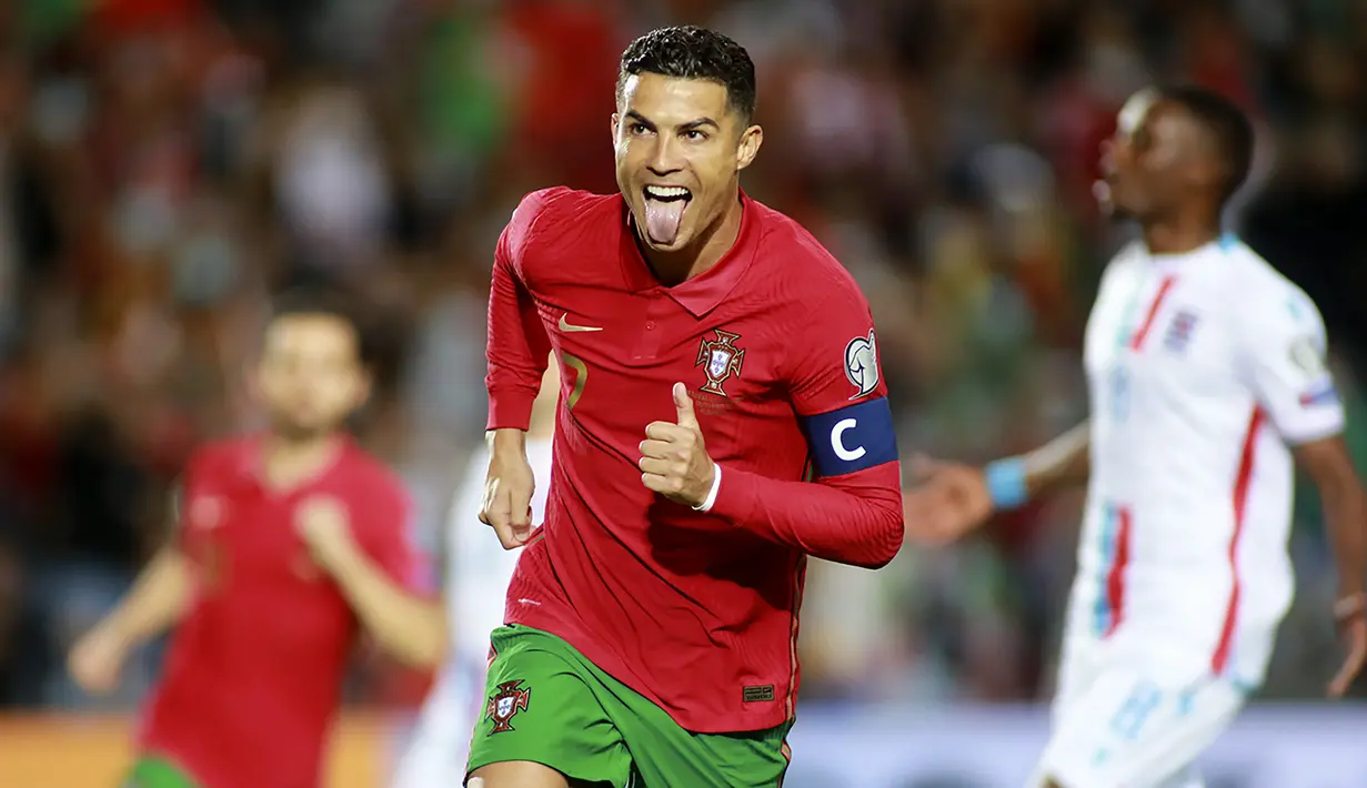 Cristiano Ronaldo. Striker Manchester United ini telah menjabat kapten Timnas Portugal sejak 2010. Selecao dibawanya menjadi juara Euro 2016 dan juara UEFA Nations League 2018/2019. Total telah mengoleksi 182 caps dengan mencetak 115 gol sejak debutnya pada 20 Agustus 2003. (AP/Joao Matos)